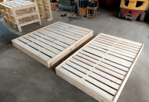 Giường pallet gỗ thông có độ bền tốt, nhưng độ bền của nó phụ thuộc vào một số yếu tố sau:
